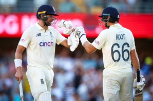 England's Dawid Malan (L) and England captain Joe Root put on an unbeaten 159-run partnership to guide the visitors to 220-2 at the close of the third day