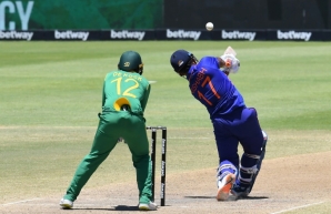 Quinton de Kock made 78 as South Africa took an unassailable 2-0 lead in the series