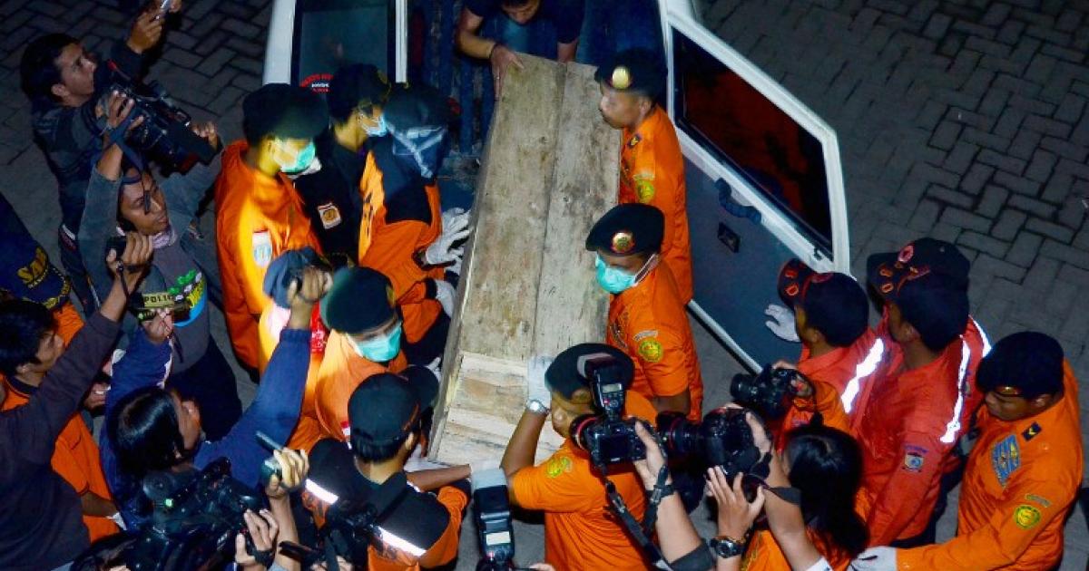 Search continues for missing AirAsia crash victims | eNCA