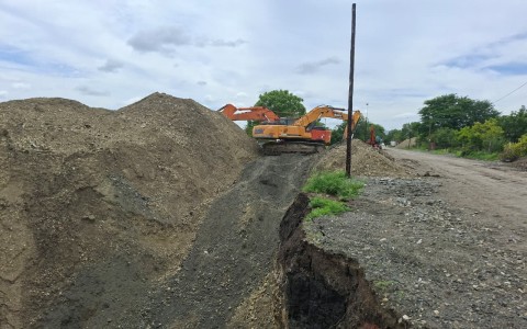 Authorities are also removing heavy machinery in Bapong. eNCA/Bafedile Moerane