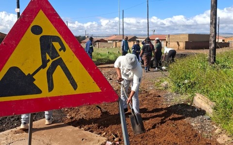 Community members are fixing the potholes. eNCA/Bafedile Moerane