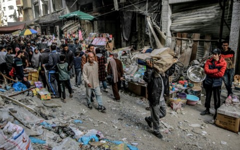 An open-air market amid destruction in Gaza City 