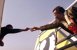 South African Home Minister and leader of the Inkatha Freedom Party leader Mangosuthu Buthelezi greets 31 May 1999 supporters in the township of Umlazi some 40 kilometres from Durban as political parties completed their election campaign just two days before the 02 June poll. (Photo by RAJESH JANTILAL / AFP)