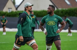 File: Eben Etzebeth (L) and Siya Kolisi attend a training session. AFP/Thomas Samson