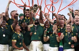 Springbok captain Siya Kolisi (C) lifts the Webb Ellis Cup on the podium after South Africa won the France 2023 Rugby World Cup Final match. AFP/Anne-Christine Poujoulat