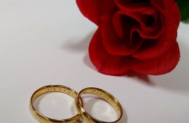 File: A pair of wedding rings. Wikimedia Commons/Mauro Cateb