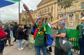 Women outside Cape Town City Hall to see the springboks