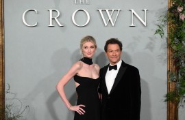 Elizabeth Debicki (L) and Dominic West pose on the red carpet upon arrival to attend the World Premiere of "The Crown. AFP/Daniel Leal