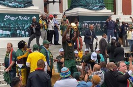 Springbok Captain lifts the Rugby World Cup in outside the city hall in Cape Town