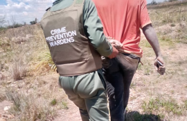 A Gauteng Crime Prevention Warden restraining a suspect. Twitter/@Lesufi