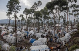 Newly displaced Congolese prepare to spend the night in the small houses they build next to the Bulengo camp. AFP/Guerchom Ndebo