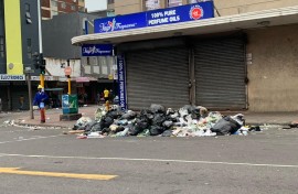 Rubbish piling up on the streets of Durban. eNCA/Lethiwe Mdluli