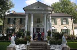 File: Visitors queue to enter the Graceland mansion of Elvis Presley in Memphis, Tennessee. AFP/Mandel Ngan