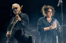 Reeves Gabrels (L) and Robert Smith of British rock band The Cure perform. AFP/Suzanne Cordeiro