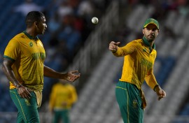 Aiden Markram (R) gives the ball to Patrick Kruger. AFP/Randy Brooks