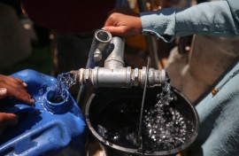 Displaced Palestinians are filling jerrycans with water at a desalination plant in Deir el-Balah in the central Gaza Strip. Majdi Fathi/NurPhoto via AFP