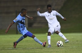 Mcedi Vadala of Mageci FC challenged by Nkosikhona Ndaba of Richards Bay FC. BackpagePix/Sydney Mahlangu
