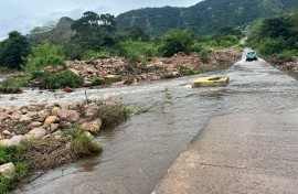A vehicle driving through a flooded river. eNCA/Zanele Buthelezi