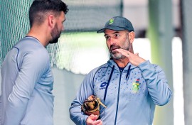 Rob Walter advises Donovan Ferreira of the Proteas