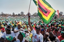 Supporters of Zimbabwe's ruling party Zanu-PF. AFP/Jekesai Njikizana