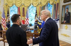 US President Donald Trump (R) speaks with Ukraine's President Volodymyr Zelensky (L) in the Oval Office. AFP/Ukrainian Presidential Press Service