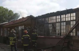 Firefighters have managed to contain a blaze at the Zoo Lake clubhouse in Johannesburg.