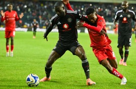 Deon Hotto of Orlando Pirates challenged by Boy John Madingwane of Chippa United. BackpagePix/Nokwanda Zondi