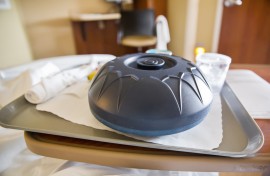 A tray on a hospital bed with a covered meal. GettyImages/JodiJacobson