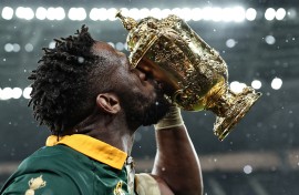Siya Kolisi (C) kisses the Webb Ellis Cup