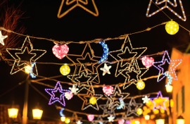 Christmas decoration lights. GettyImages/Sung Yoon Jo