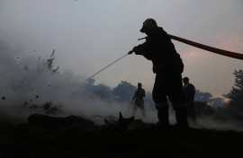File: Firefighters battling a blaze in the Cape. Gallo Images/The Times/Esa Alexander
