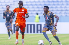 Pule Mmodi of Kaizer Chiefs challenges Benedict Chepeshi of ZESCO United. BackpagePix/Chisanga Siame