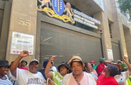 Parents protest outside Premier's office over prolong scholar transport strike