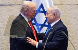  Donald Trump speaks with Israeli Prime Minister Benjamin Netanyahu. Evelyn Hockstein - Pool/Getty Images