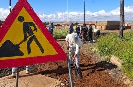 Community members are fixing the potholes. eNCA/Bafedile Moerane