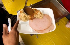 File: A prisoner asking for gravy on his food. James Nielsen/Houston Chronicle via Getty Images