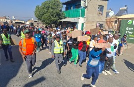Residents in River Park, Alexandra, are demanding electricity. eNCA