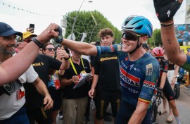 Soudal Quick-Step team's Belgian rider Tim Merlier celebrates after winning the 12th stage of the 113th edition of the Tour de France cycling race, 179,1 km between Circuit de Nevers Magny-Cours and Chalon-sur-Saône in central France, on July 16, 2026. (Photo by Stephanie Lecocq / POOL / AFP)