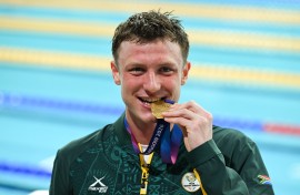  Pieter Coetze of South Africa with his men's 200m backstroke gold medal at the Tollcross International Swimming Centre during the 2026 Commonwealth Games, on July 26, 2026, in Glasgow, Scotland. Rob Casey/SNS Group via Getty Images
