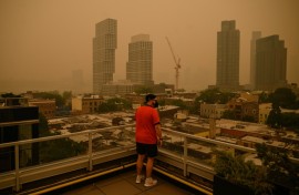 Heavy smog covers the skylines of the boroughs of Brooklyn and Manhattan in New York on June 7, 2023