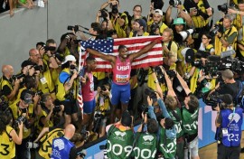 USA's Noah Lyles (R) and USA's 200m silver medallist Erriyon Knighton