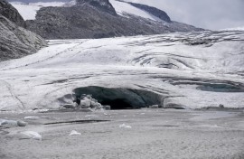 The glacier has lost approximately 2.7 kilometres since the end of the 19th century