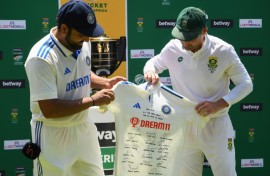 South African batsman Dean Elgar (R) retires after 85 Tests with he says amazing memories