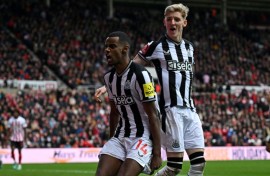 Newcastle's Alexander Isak (L) celebrates scoring against Sunderland