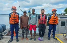 This photo released by the Colombian navy on 
February 2, 2024 shows sailors posing with three Panamanians who survived 11 days adrift in the Pacific Ocean