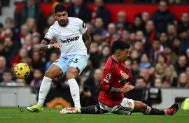 Manchester United's Lisandro Martinez (R) suffered a potentially serious knee injury