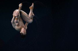 Wang Zongyuan made it three in a row in the men's 3m springboard 
