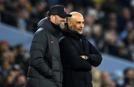 Liverpool manager Jurgen Klopp (L) and Manchester City boss Pep Guardiola