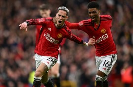 Manchester United's Brazilian midfielder  Antony (L) celebrates with Amad Diallo (R)