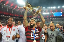 Gabigol holds up the Brasileiro trophy in 2019